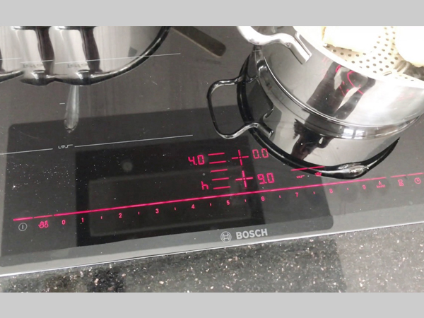 Bảng điều khiển của bếp từ Bosch PXE675DC1E