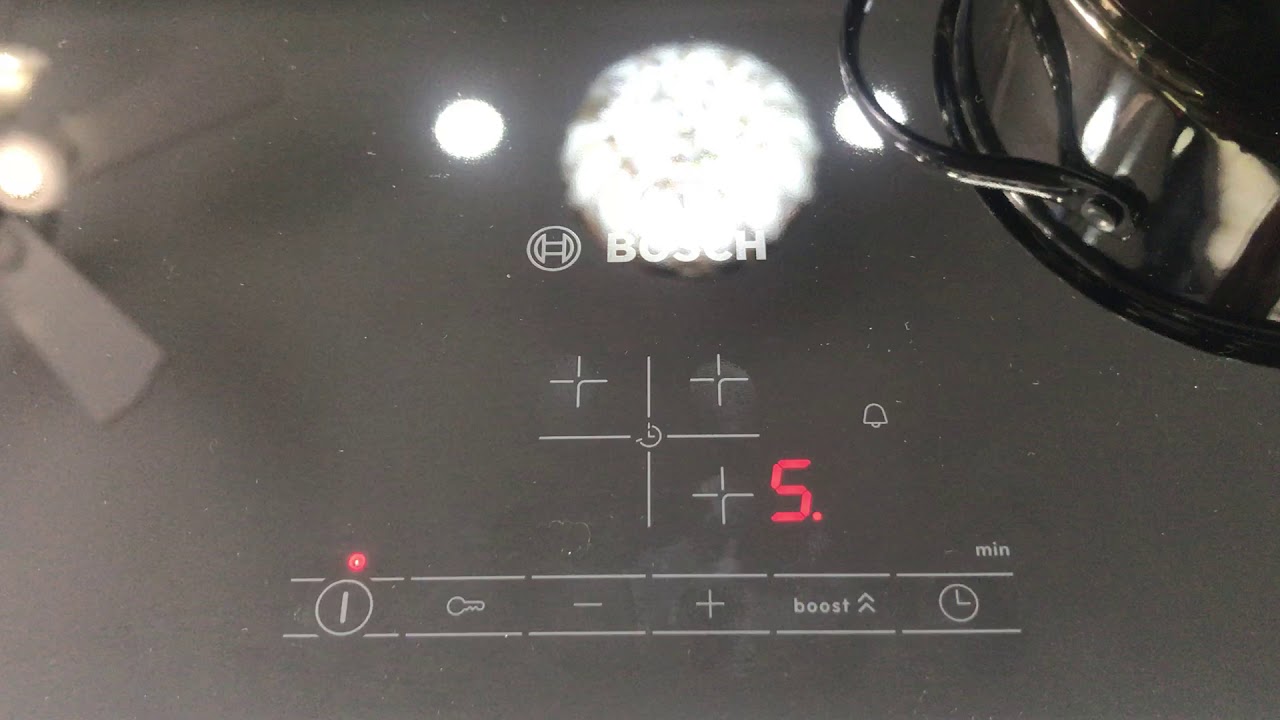 Bảng điều khiển của bếp từ ba vùng nấu Bosch PUJ631BB2E