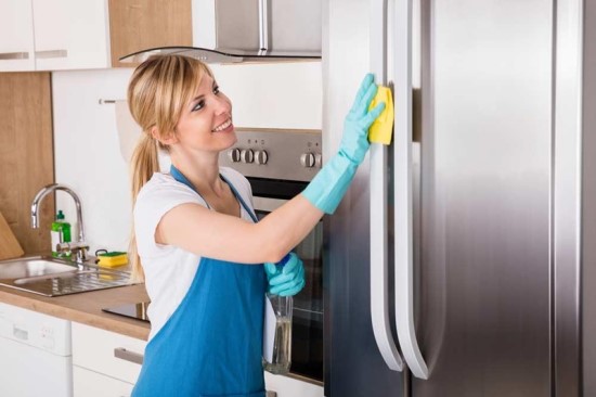 Vệ Sinh Bề Mặt Bên Trong Tủ Lạnh