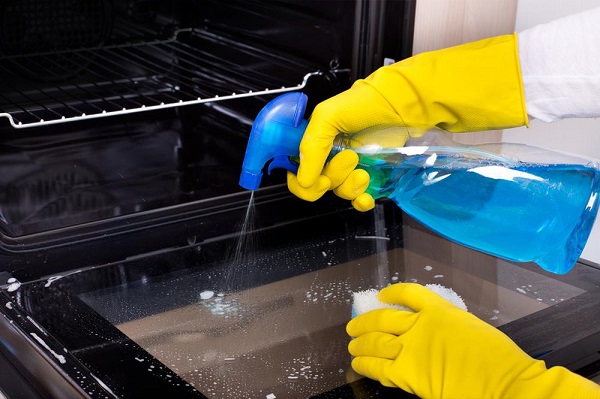 Cách vệ sinh lò nướng bằng nước lau kính