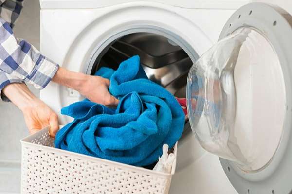 Kiểm tra và xử lý vết bẩn trước khi giặt