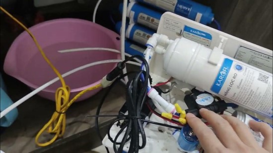 Nước thải máy lọc nước chảy liên tục