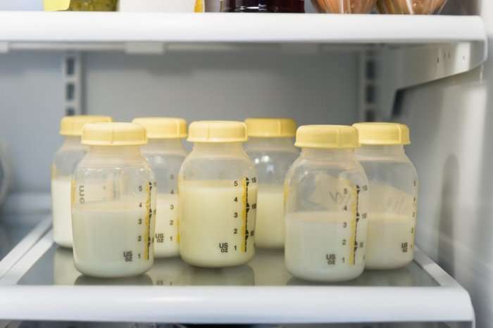 Có nên vắt sữa mẹ để tủ lạnh?