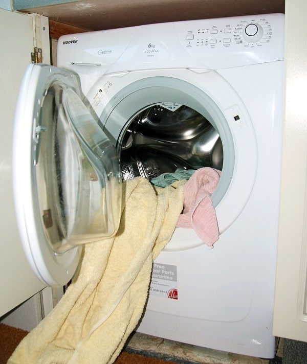 Giặt số lượng quần áo quá tải trong 1 lần giặt
