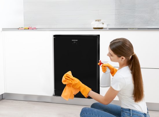 Vệ sinh bên ngoài máy rửa bát