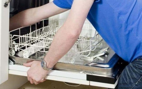 Vệ sinh khay đựng bát đĩa máy rửa bát