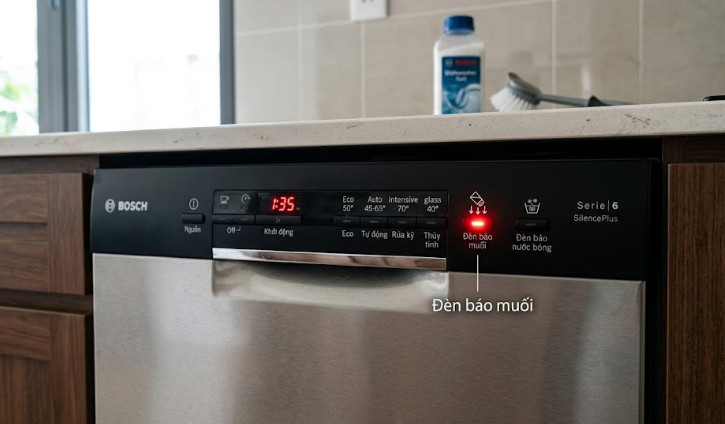 Đèn báo muối (Salt Indicator) trên bảng điều khiển cơ sở