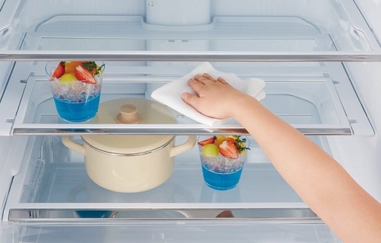 Làm sạch bề mặt bên trong tủ lạnh