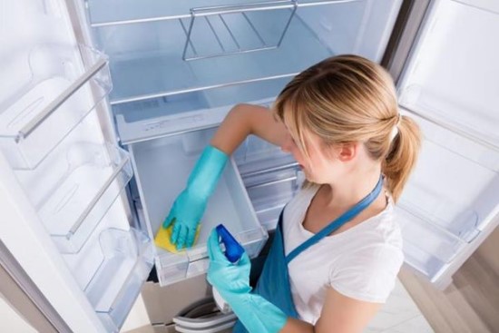 Tháo rời và rửa sạch các bộ phận tủ lạnh