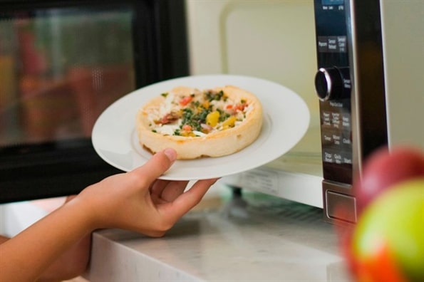 Hướng dẫn cách làm bánh pizza tại nhà không cần lò nướng